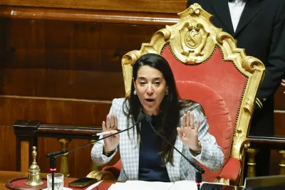 Tensione alle stelle in Senato, Ronzulli spegne i microfoni e scatta la bagarre: seduta sospesa