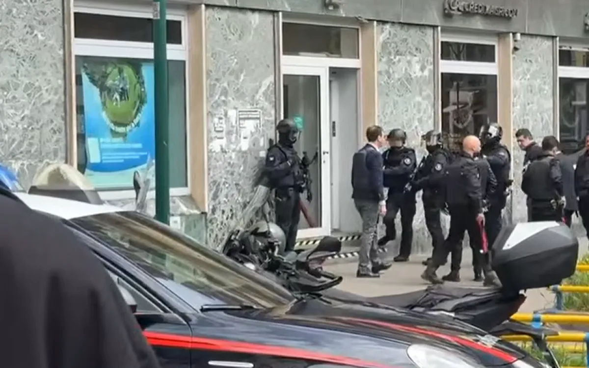 Napoli, rapina in banca all'Arenella: ostaggi liberati dopo momenti di tensione, cosa sta succedendo 