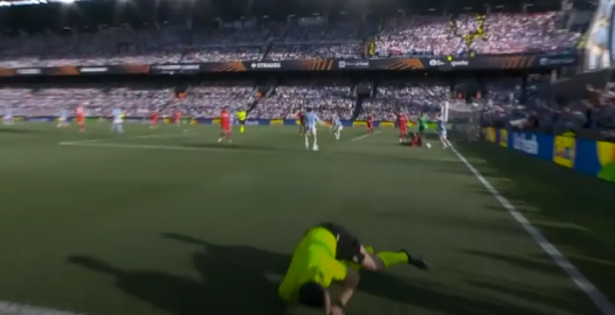 Celta - Friburgo di Europa League: guardalinee frana addosso a un calciatore che si scalda