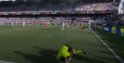 Celta - Friburgo di Europa League: guardalinee frana addosso a un calciatore che si scalda