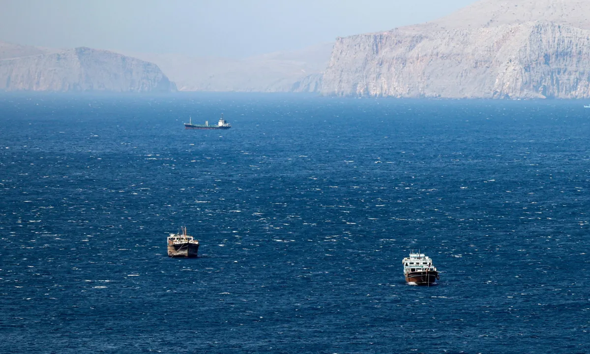 Stretto di Hormuz riaperto, il via libera dell’Iran al traffico marittimo dopo il cessate il fuoco tra Israele e Libano