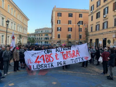 Corteo anarchico a Roma, poliziotto ferito dal lancio di una bottiglia. Meloni:  Governo non arretrerà 