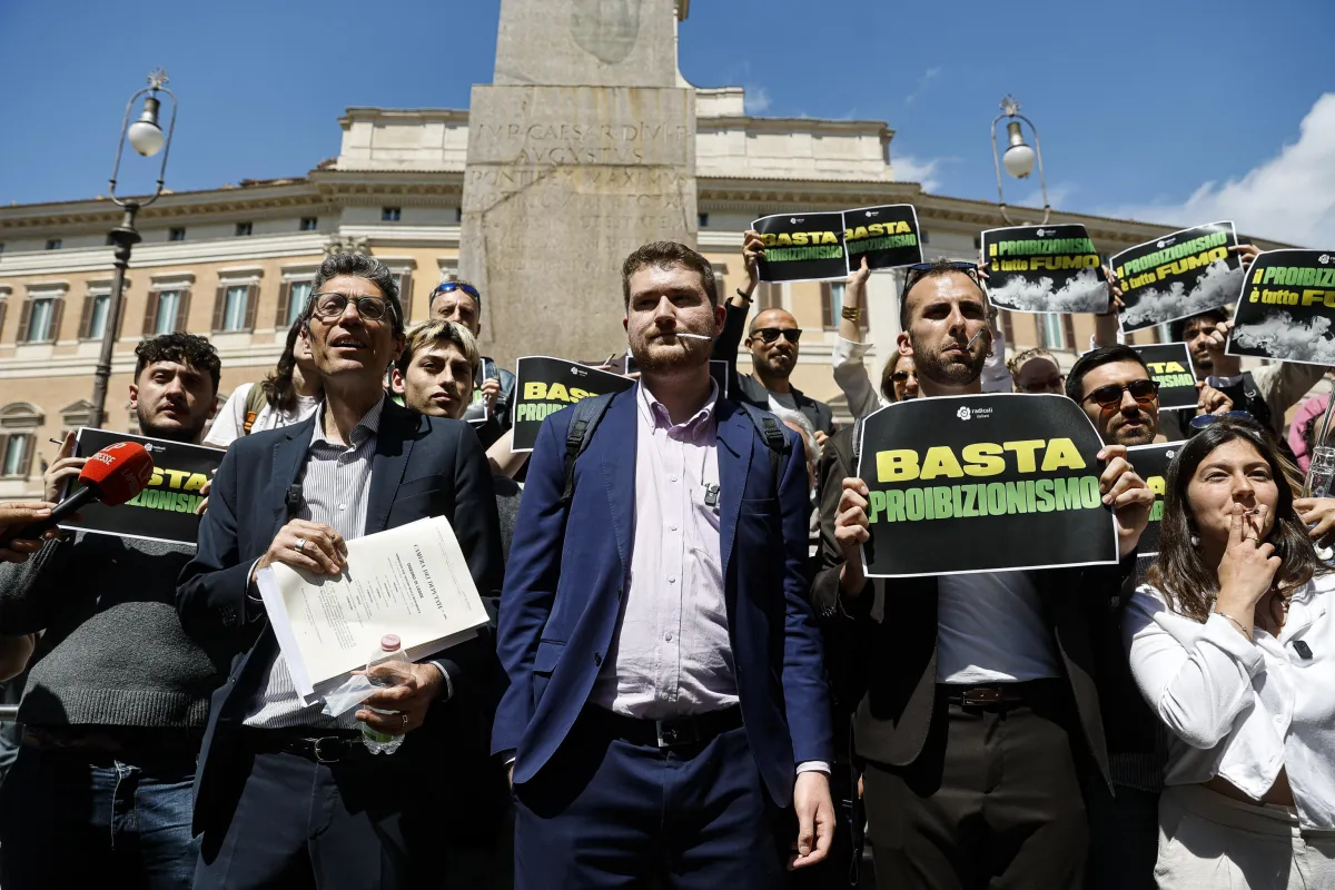 Cannabis protesta alla Camera, Magi: "E' più illegale il decreto sicurezza". Cosa è successo al flash mob di +Eu e Radicali 
