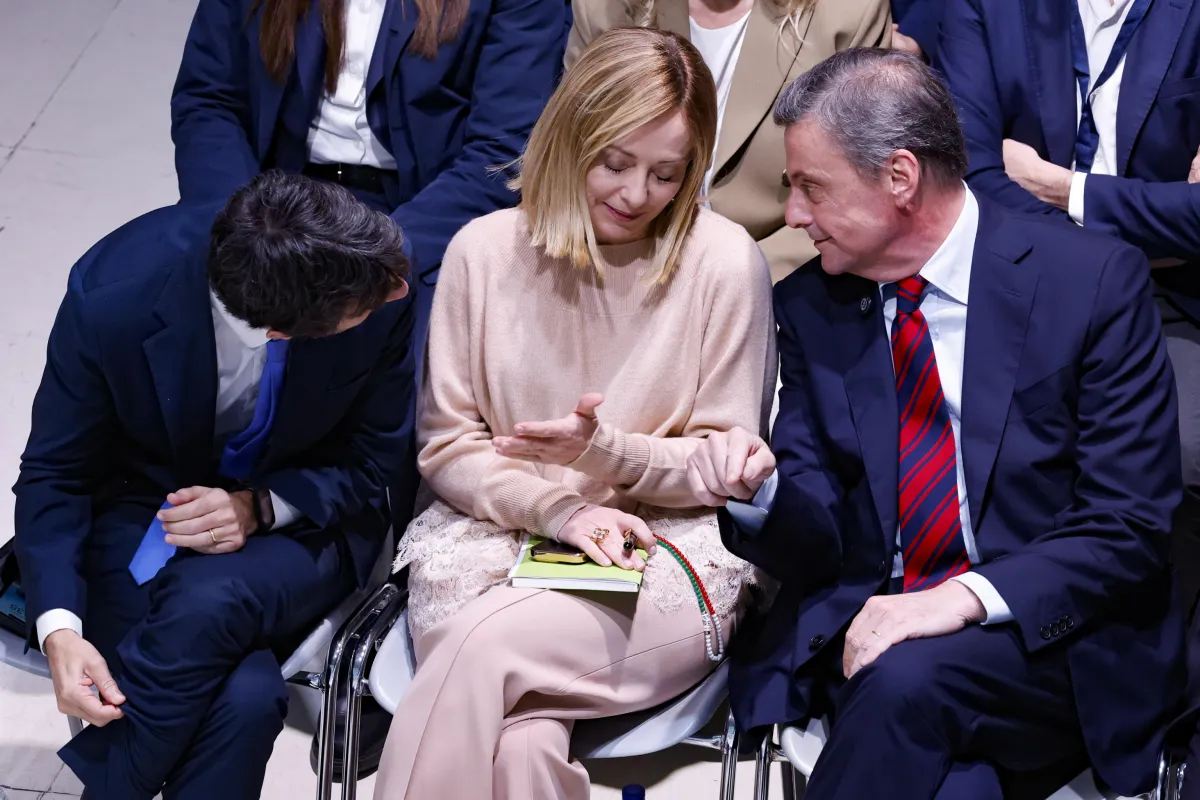 Il 25 aprile fa litigare (anche) Meloni e Calenda: ecco cosa imputa alla premier il leader di Azione