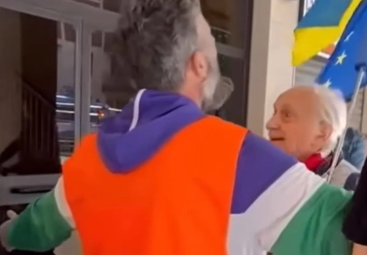 Chi è Tino Ferrari, l'anziano professore con la bandiera dell'Ucraina allontanato dal corteo del 25 aprile 