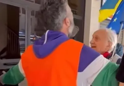 Chi è Tino Ferrari, l'anziano professore con la bandiera dell'Ucraina allontanato dal corteo del 25 aprile 