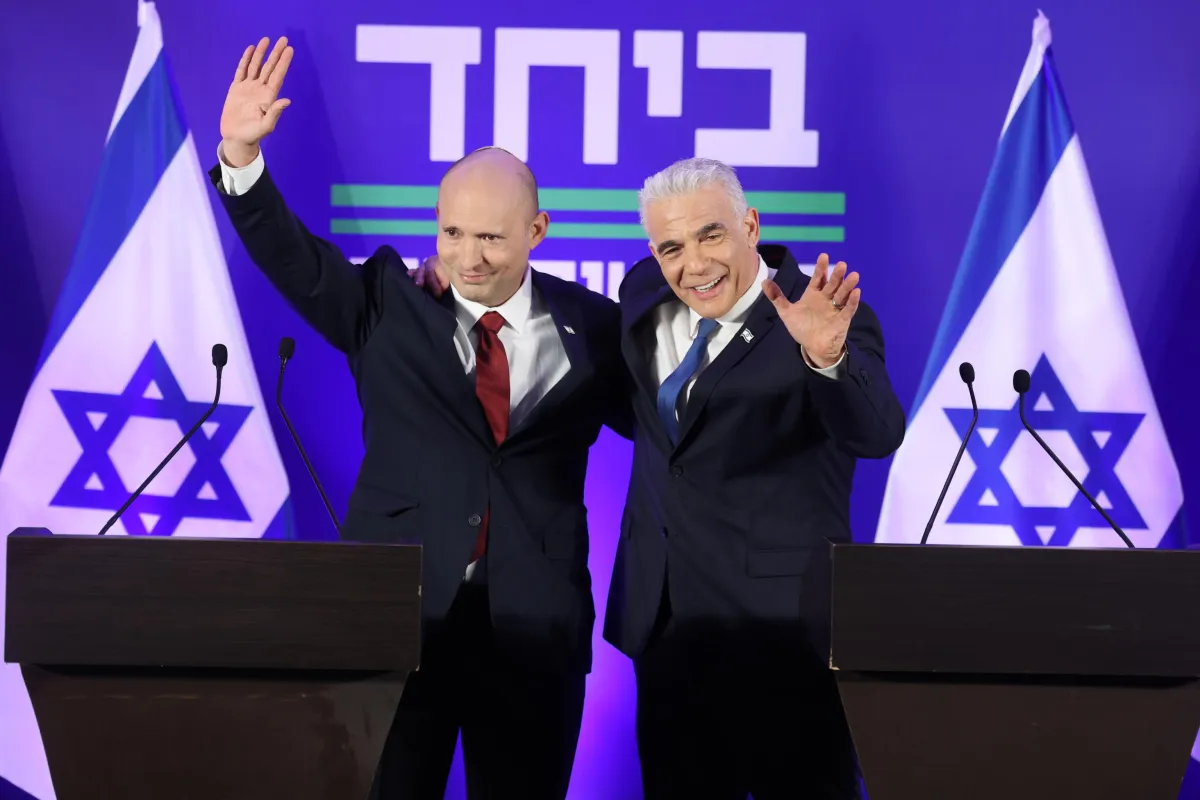 Israele, nasce una nuova alleanza contro Netanyahu: l’opposizione si riorganizza con Bennett e Lapid