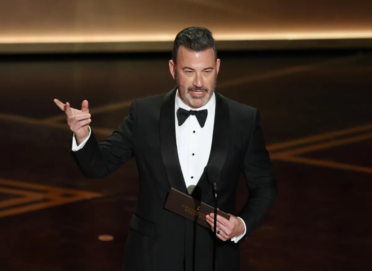 Trump chiede il licenziamento di Jimmy Kimmel, polemica su una battuta su Melania: arriva la replica del comico