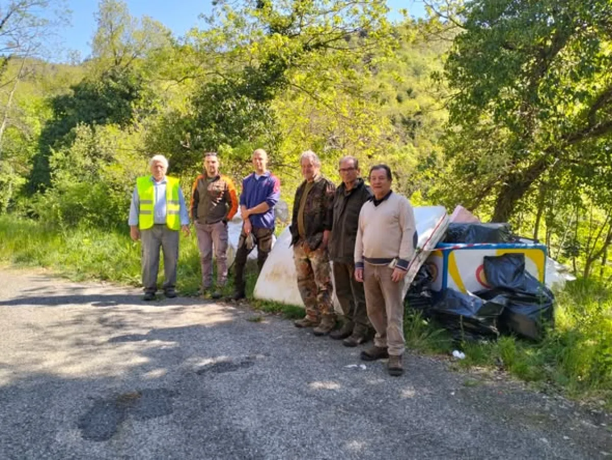 Niente cinghiali e fagiani, questa volta i cacciatori vanno a caccia di rifiuti
