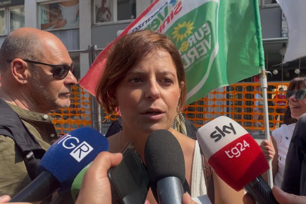 Nicole Minetti, ora parla anche Ilaria Salis "la svuotacarceri": "La grazia sia concessa a tutti, anche a chi non è potente come lei"