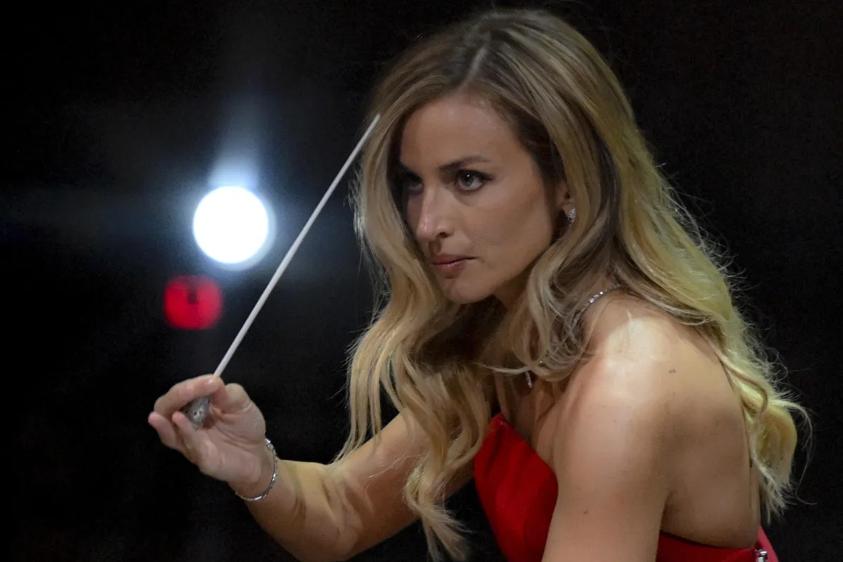 La furia di Beatrice Venezi: "La destra mi ha utilizzata e poi buttata via" (Ma in tre, tra cui la Santanché, l'hanno chiamata...)