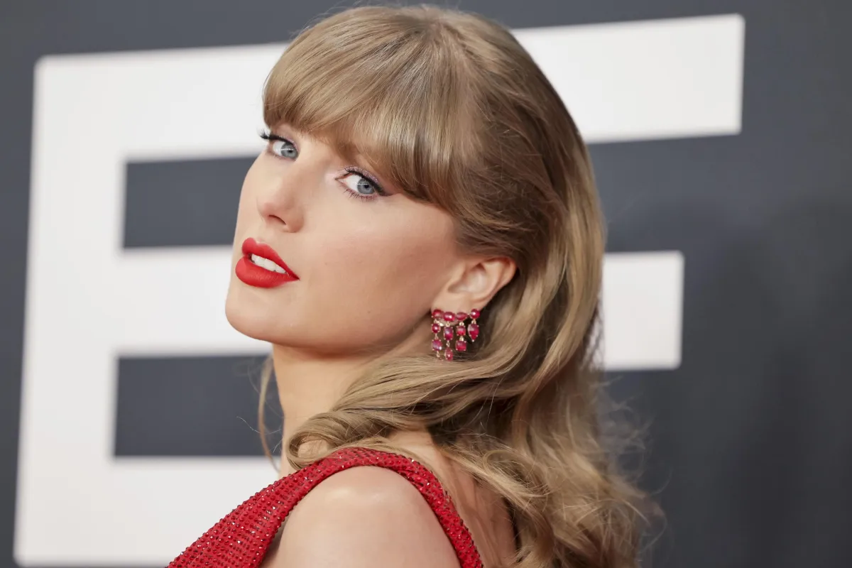 Taylor Swift vuole mettere il copyright sulla sua voce: la strategia della cantante contro il deepfake