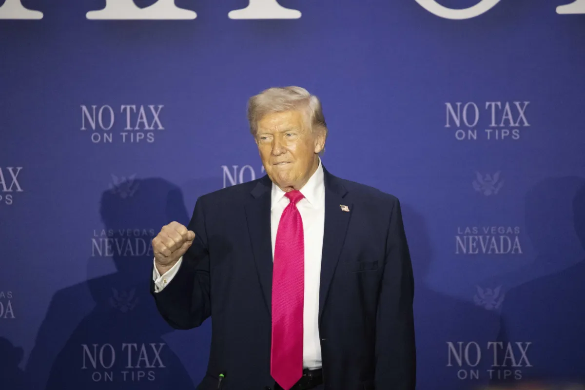 Trump alza al 25% i dazi sui veicoli provenienti dall'UE, accordo di Turnberry in crisi: arriva la reazione di Bruxelles
