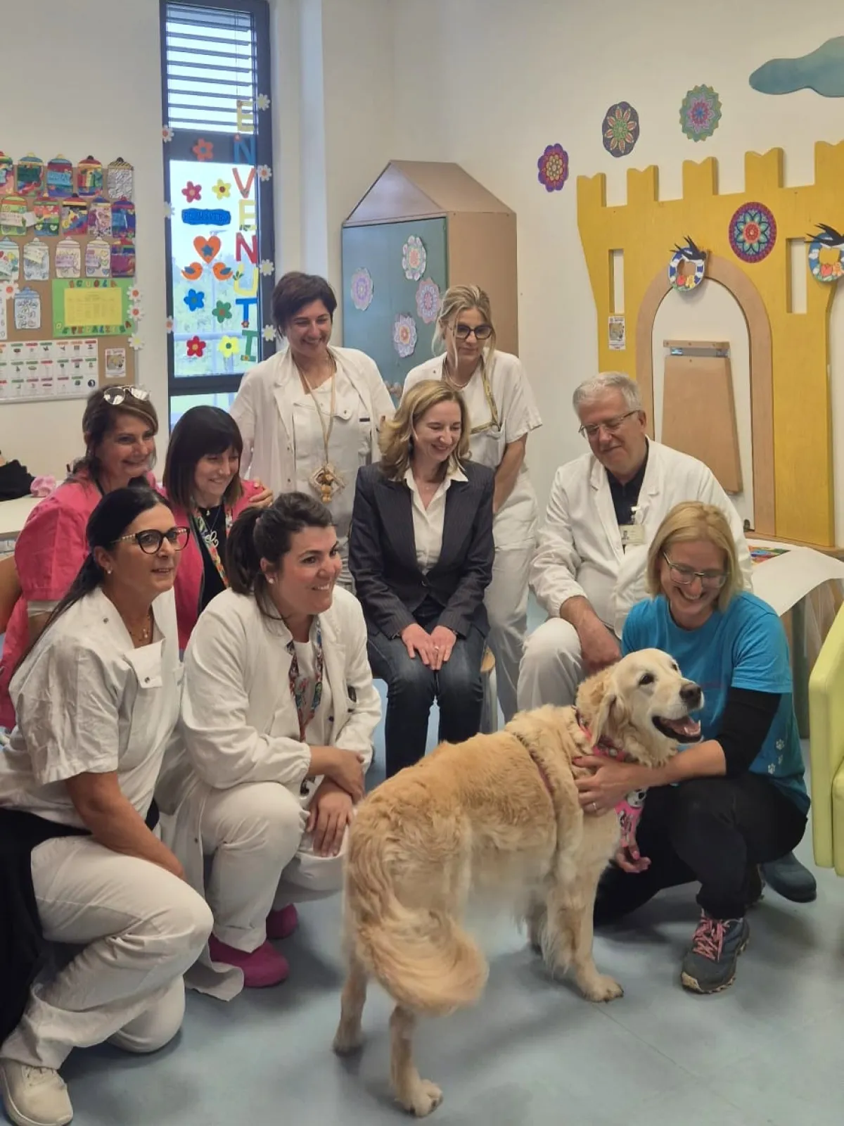 Un cagnolino nella scuola ospedaliera porta serenità tra i bambini