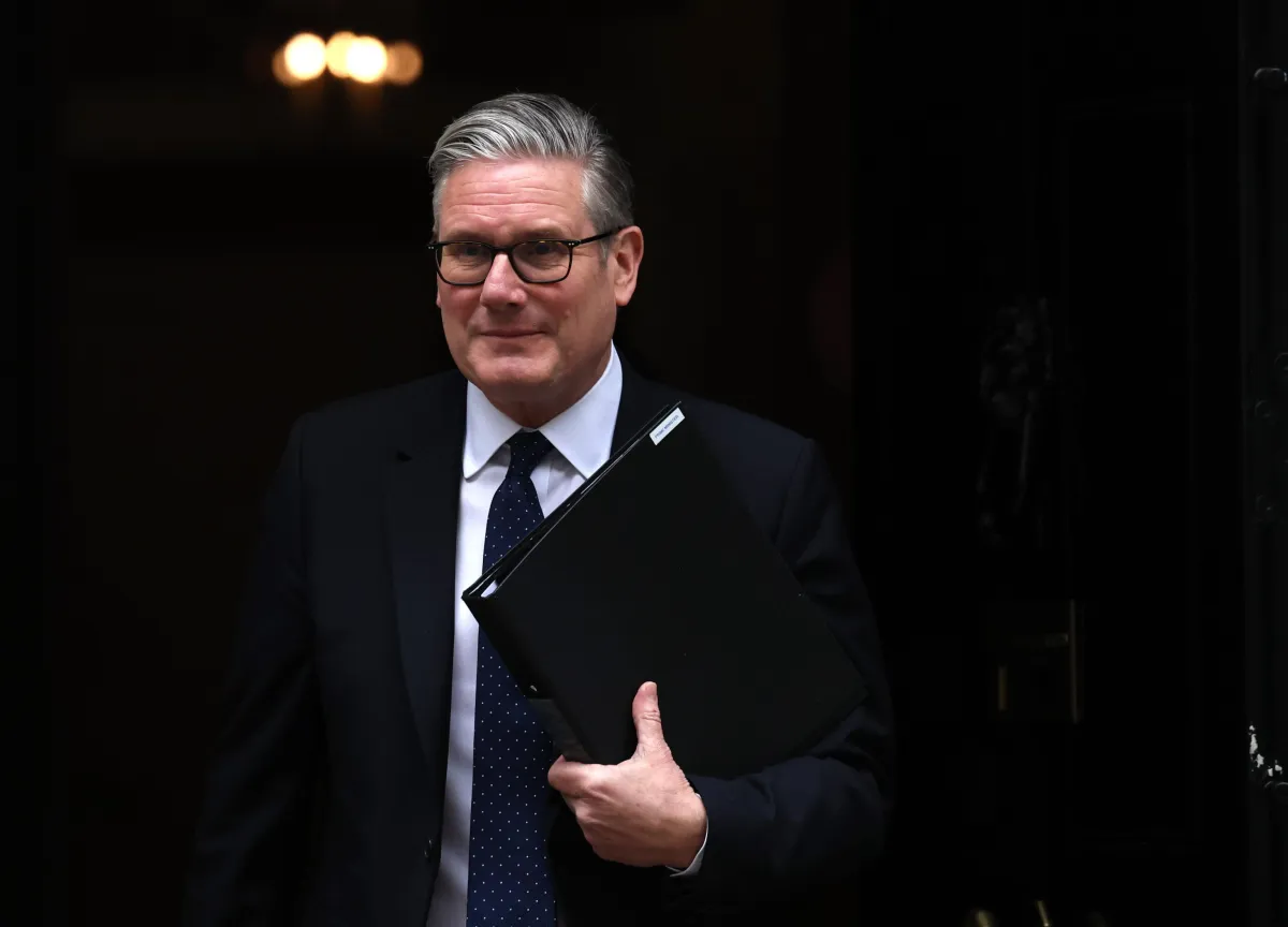 Regno Unito, crisi nel governo Starmer dopo le elezioni locali: arrivano le prime dimissioni ma il premier resiste