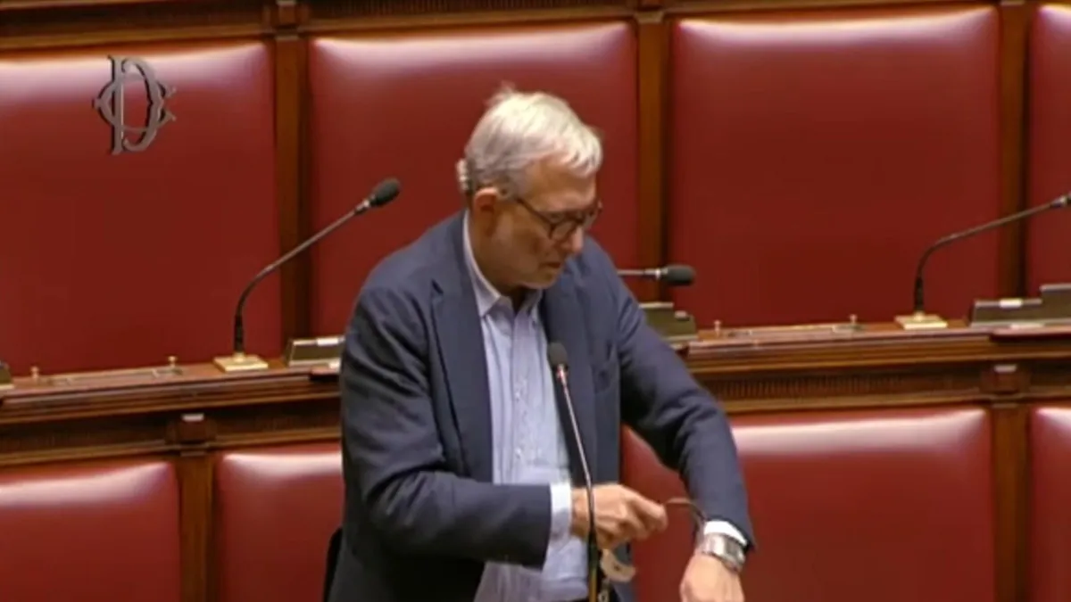 Giachetti si incatena in Aula e passa dallo sciopero della fame a quello della sete: cosa è successo e perché protesta?