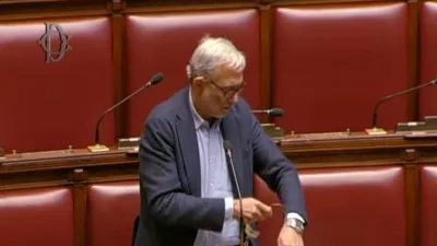 Giachetti si incatena in Aula e passa dallo sciopero della fame a quello della sete: cosa è successo e perché protesta?