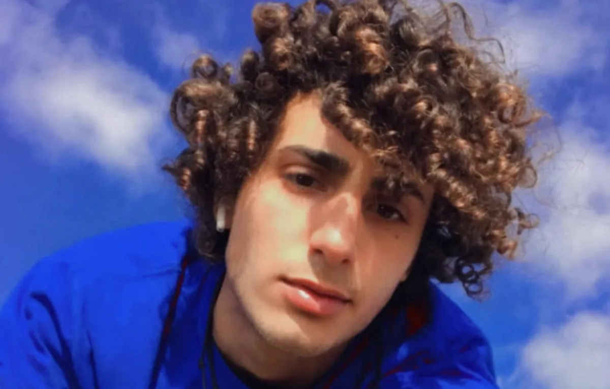 Davide Cavallo accoltellato a Milano, condannati i due maggiorenni: l’abbraccio della vittima agli aggressori