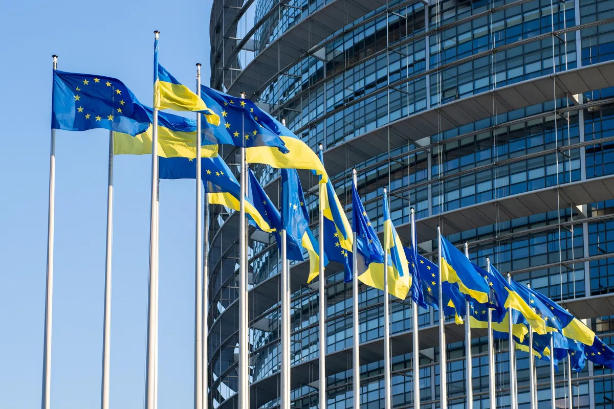 UE: Trenta milioni di euro per affiggere “democrazia” sul Berlaymont, cinquantamila a chi la difende da trent’anni