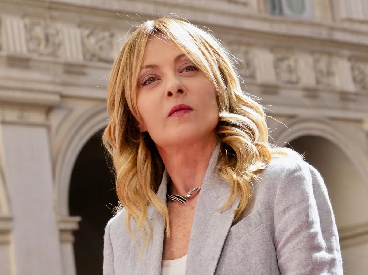 Ma, alla fine, Vannacci starà nel centrodestra? Da cosa dipende la scelta di Meloni tra lui e Calenda