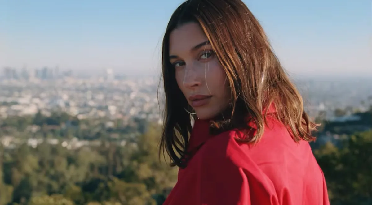 Hailey Bieber: perché da odiata sui social è diventata il volto preferito dei brand? Analisi di un'ascesa