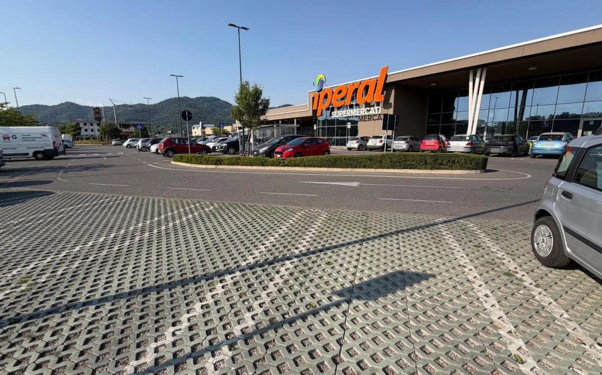 Bergamo, passante colpito con una fiocina nel parcheggio del supermercato: chi è l'aggressore fermato