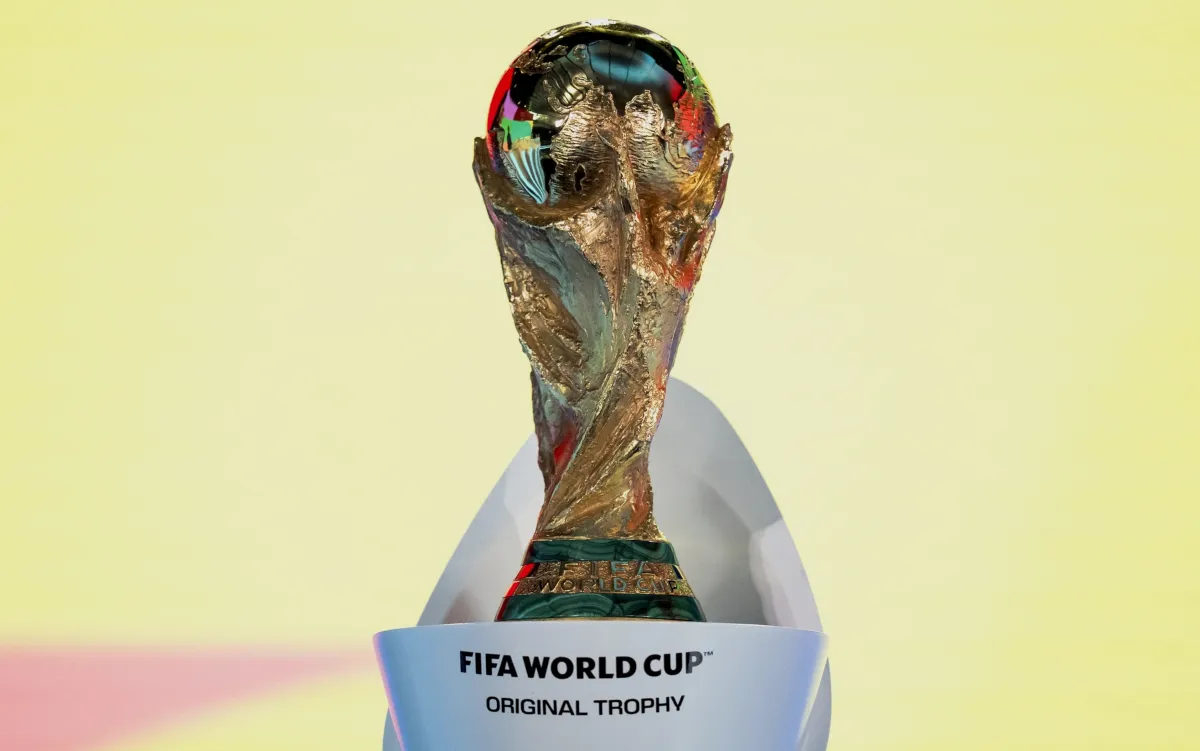 Dietro il trofeo della Coppa del Mondo c'è uno scultore italiano