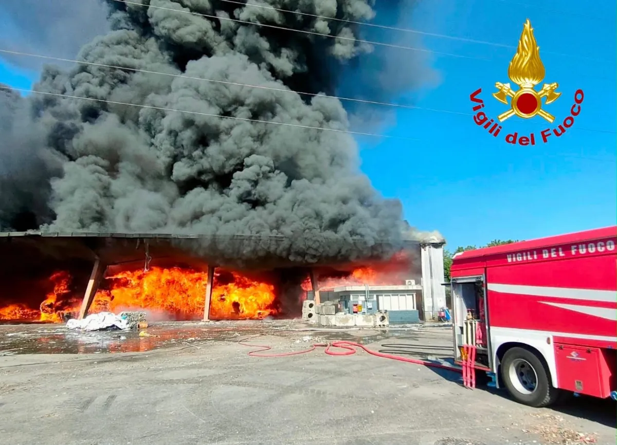 Pisa, maxi incendio a Vicopisano: brucia azienda di rifiuti, nube nera e ordinanza del sindaco. Cosa sappiamo