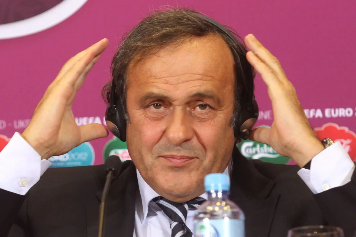 Re Michel, la parabola del "Prescelto" della FIFA travolto da un'inchiesta e assolto dalla storia, anche giudiziaria. Ora chiede il conto