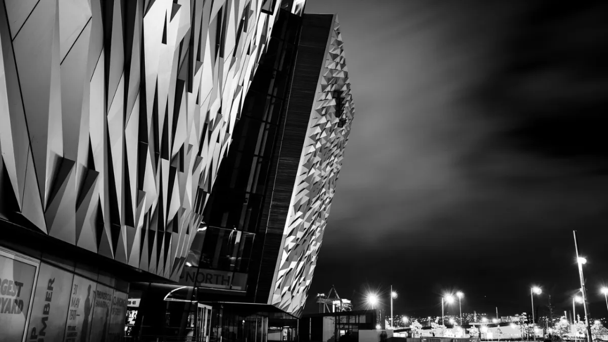 Belfast, Modena e il senso di vulnerabilità dell’Occidente: siamo davvero al sicuro?