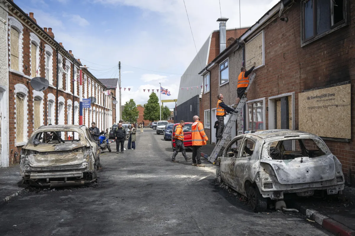 Notte di disordini a Belfast: cosa c'è dietro alle proteste anti-immigrazione in Irlanda del Nord