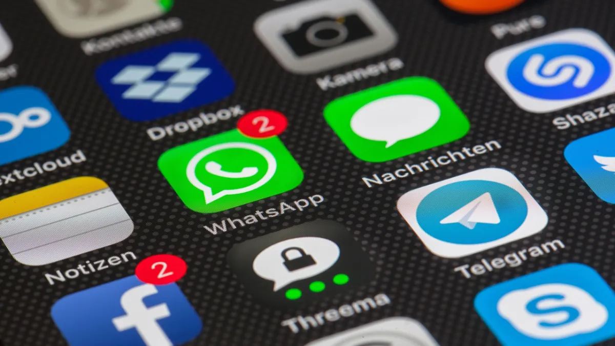 I commenti sui social e il declino della conversazione pubblica: specchio di una crisi culturale