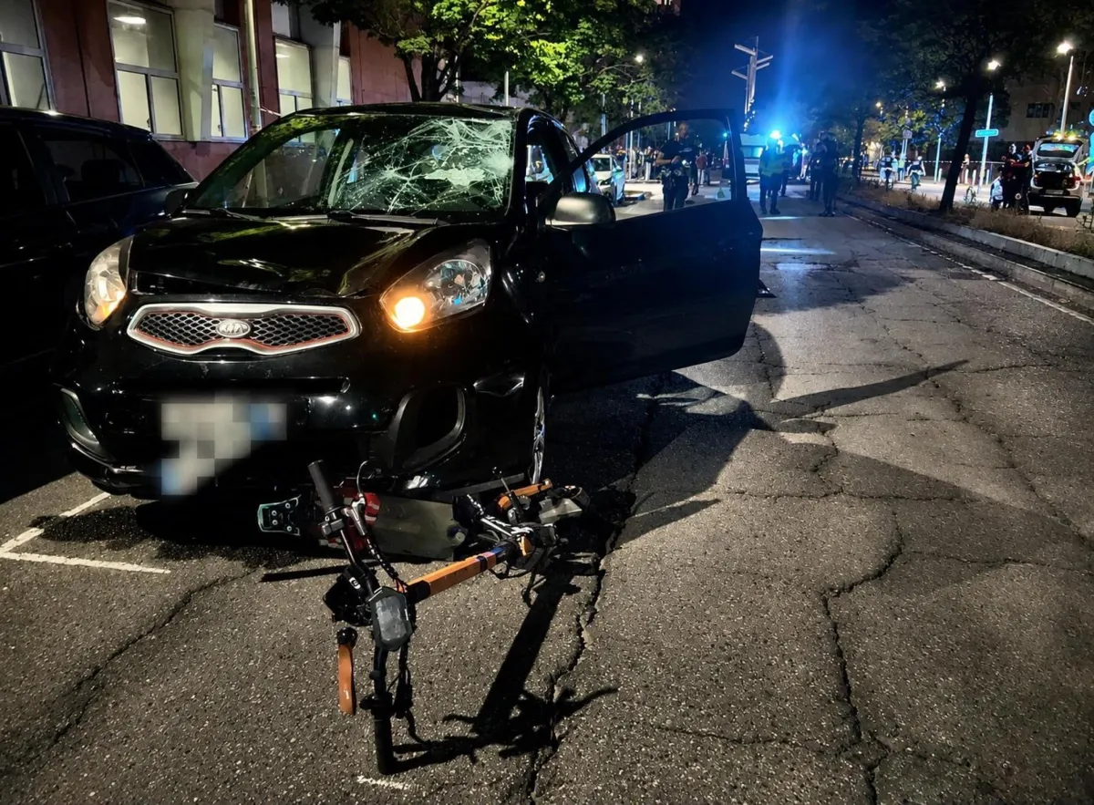 Milano, in due su un monopattino contro un'auto in Bicocca: morto un 18enne, feriti altri giovani