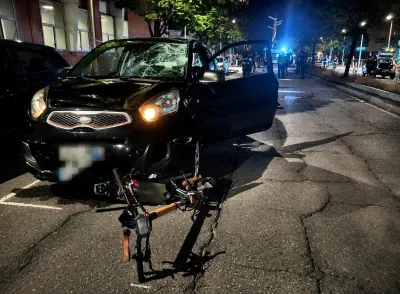 Milano, in due su un monopattino contro un'auto in Bicocca: morto un 18enne, feriti altri giovani