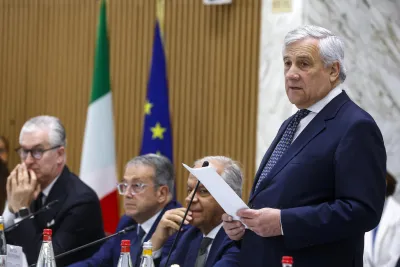 La proposta di Tajani per aumentare gli stipendi: “Detassare le tredicesime più basse”
