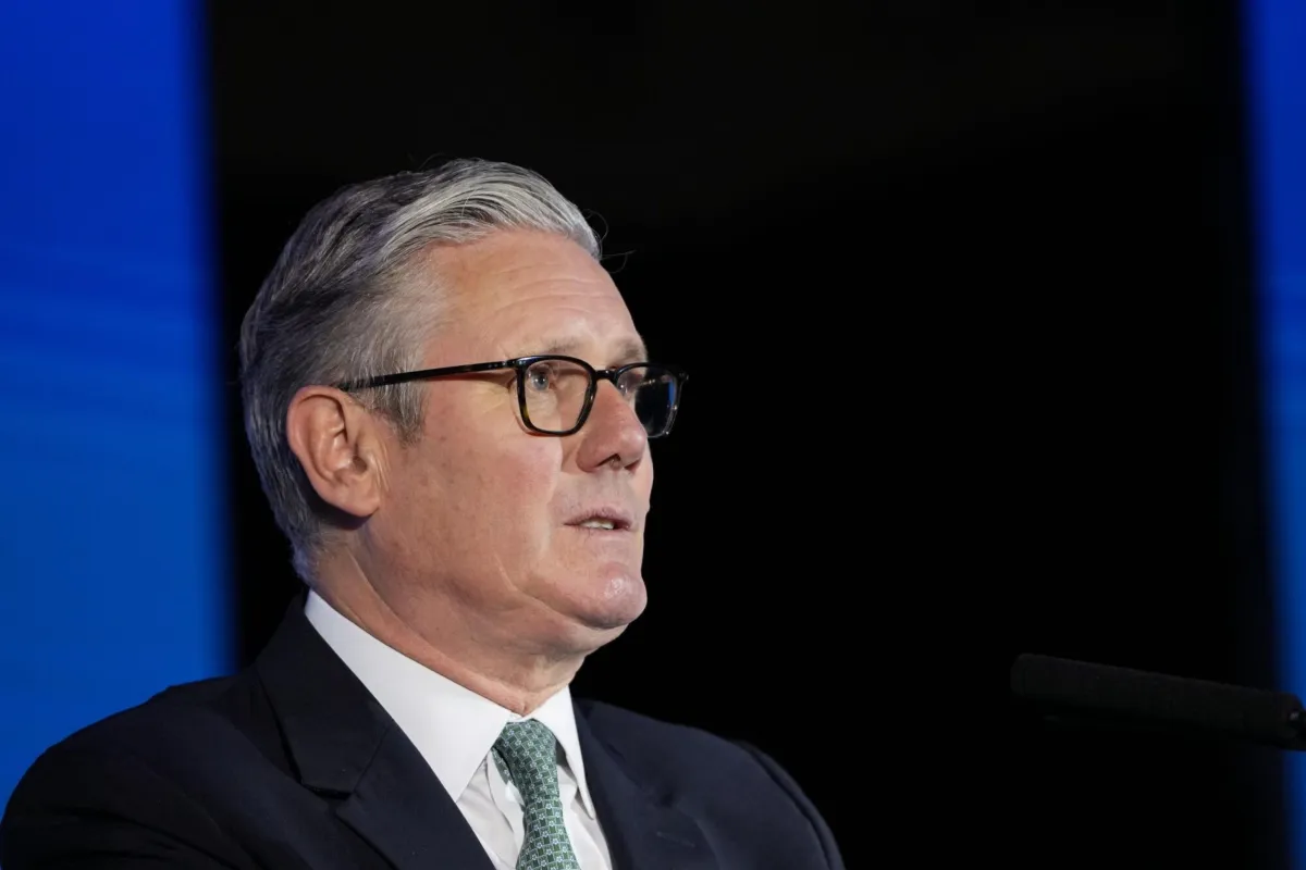Governo Starmer nel caos: due dimissioni chiave alla difesa aggravano la crisi politica nel Regno Unito
