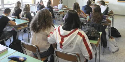 Mirandola, studente punta una pistola a pallini contro il professore in classe: cos'è successo