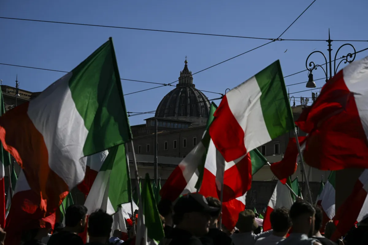 Remigrazione, migliaia in piazza a Roma: "Questa è l'Italia che risponde". E su Vannacci...