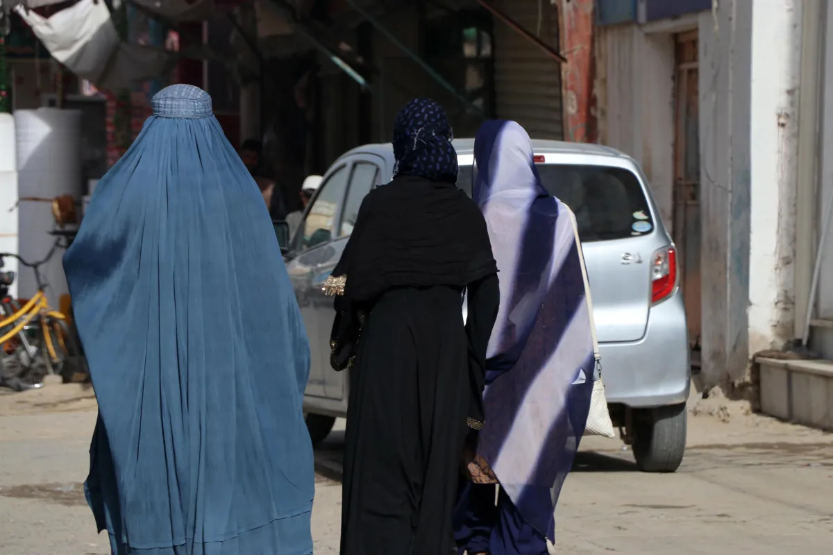 A Livorno una bambina minacciata di morte per non indossare il burqa, perché solo un partito ha preso posizione