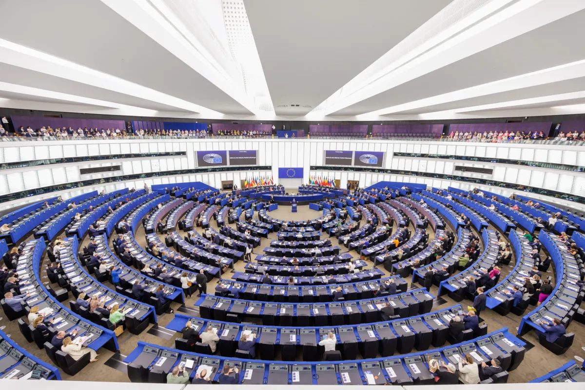 Accordo commerciale USA-UE, via libera del Parlamento europeo: ora si va verso l’attuazione