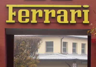 Ferrari, operaio licenziato per molestie alla collega chiede il risarcimento: cos'ha deciso il giudice