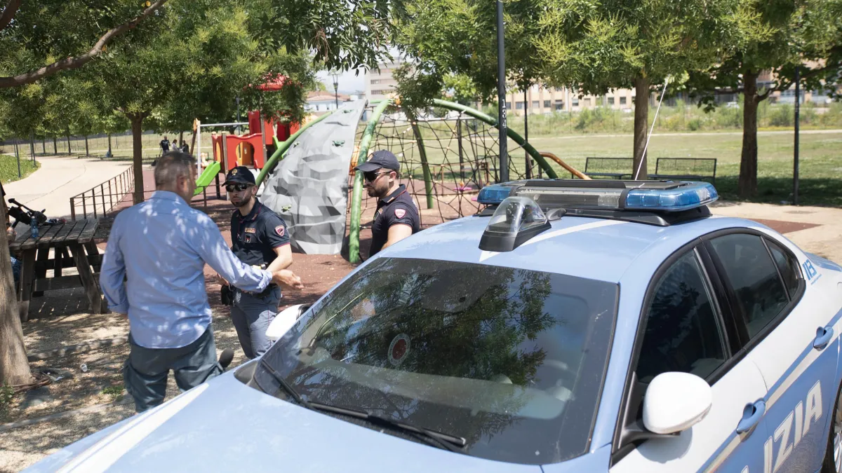 Shock a Brescia, 29enne tenta di strangolare un bambino di 3 anni al parco: cos'è successo