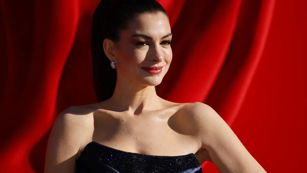 Anne Hathaway annuncia la gravidanza: il video virale e le parole dell'attrice