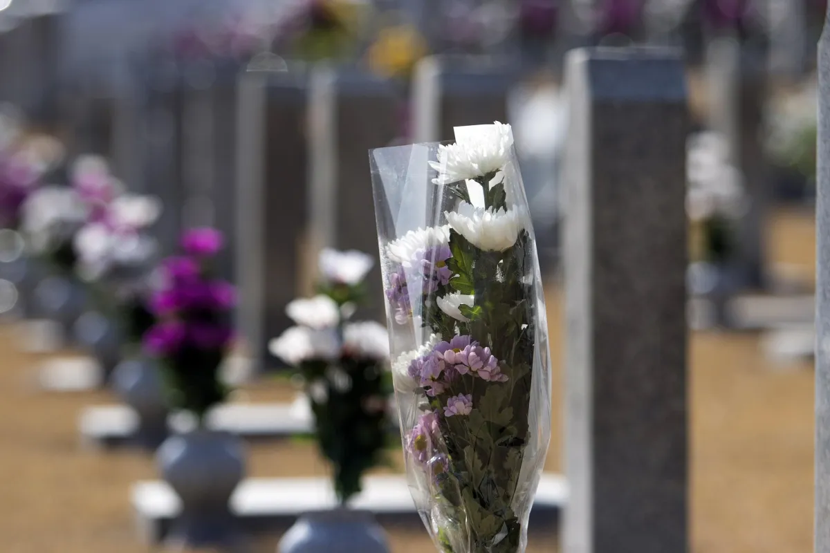 Da tre anni senza lapide al cimitero, gli amici raccolgono i soldi