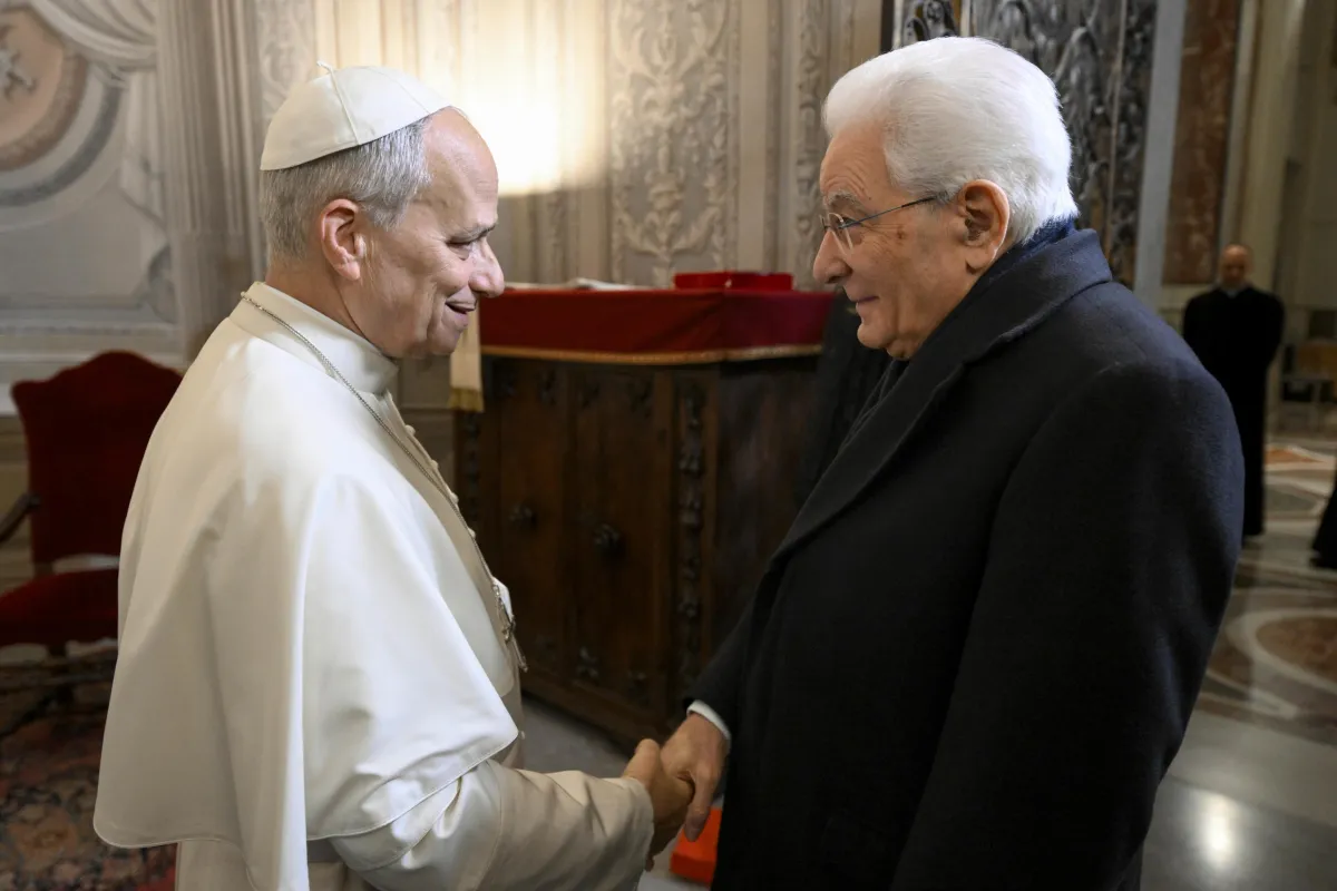 Il paradosso dell’Italia digitale: Mattarella e il Papa parlano di IA, i partiti pensano ad altro