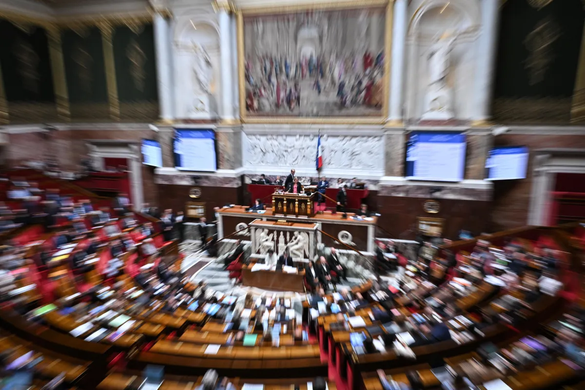 Francia, i deputati approvano la legge sul fine vita: cosa prevede il testo