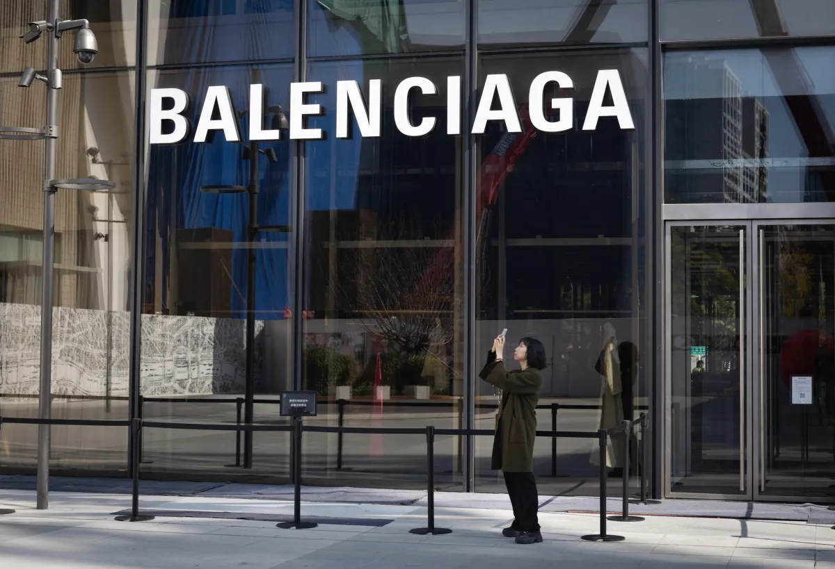 Firenze, manager Balenciaga licenziato dopo le accuse di molestie, le frasi choc: "Ragazze è l'ora del sesso"