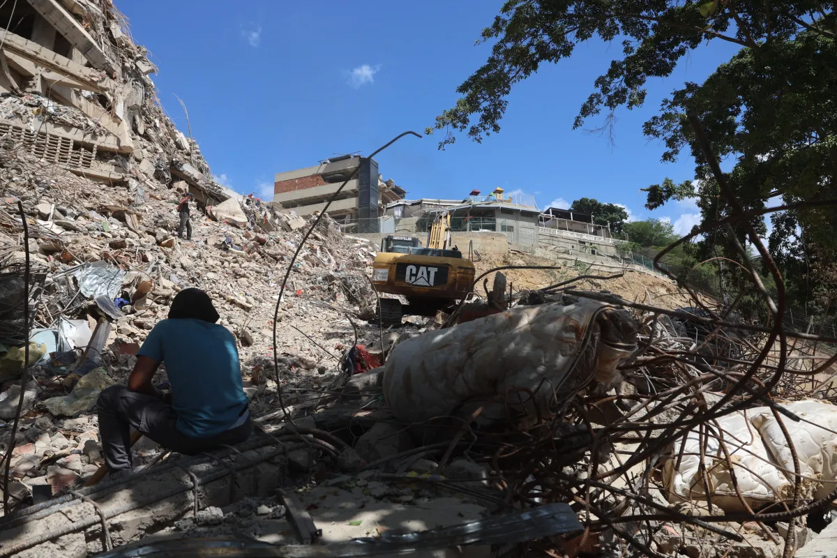 Venezuela, 4 poliziotti arrestati con l'accusa di aver rubato tra le macerie dopo il terremoto: lo scandalo a La Guaira