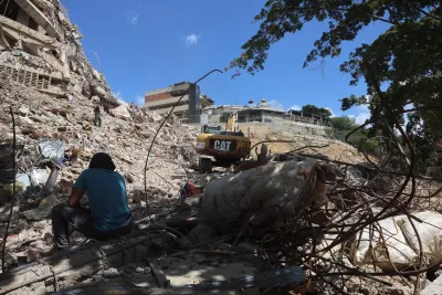 Venezuela, 4 poliziotti arrestati con l'accusa di aver rubato tra le macerie dopo il terremoto: lo scandalo a La Guaira