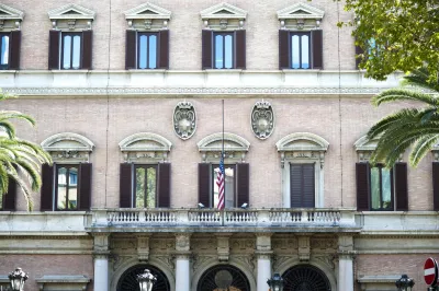 Perché c'è una lunga lista di politici assenti alla festa Usa del 4 luglio? 